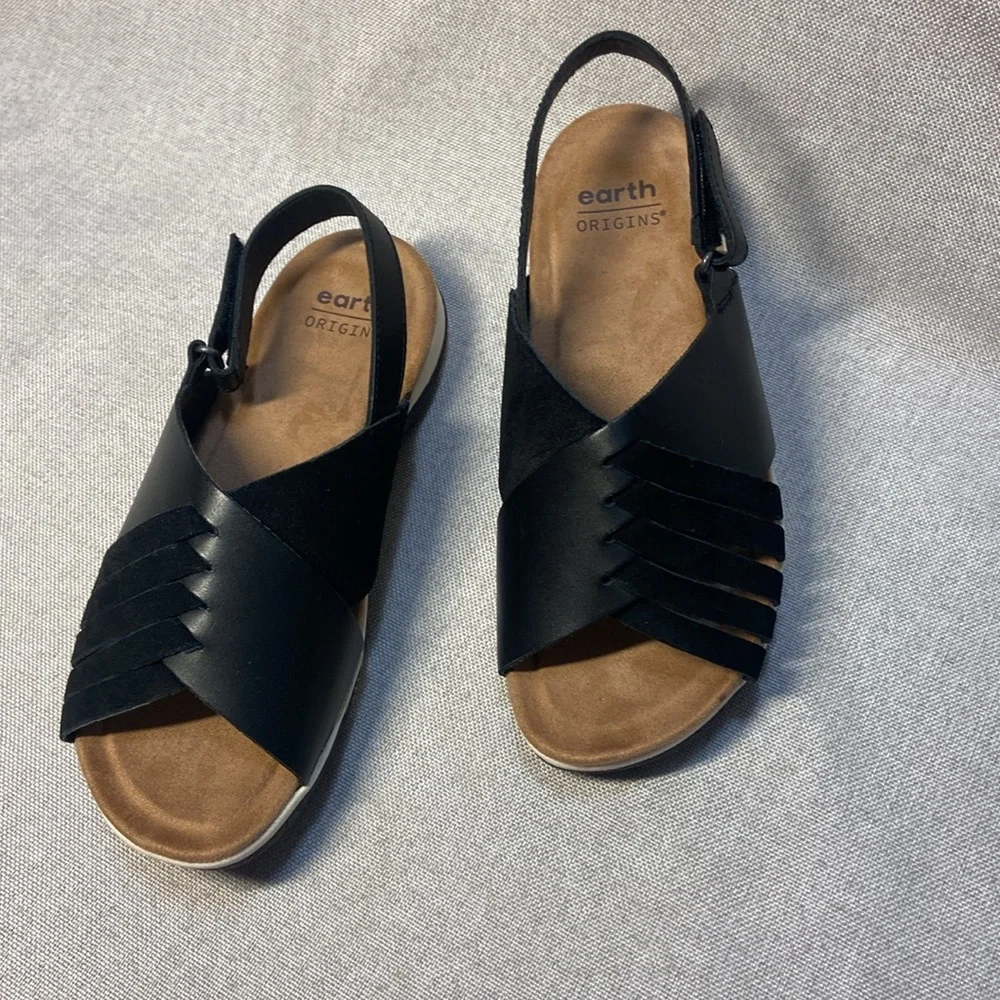 Earth Women's Suzie Flat Sandal Size 6,5. New.